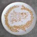 une assiette personnalisée à offrir, en porcelaine avec un dessin de feuilles dessus