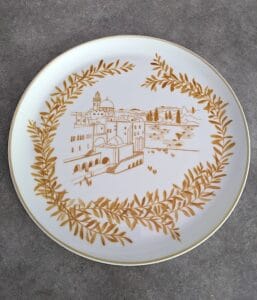une assiette personnalisée à offrir, en porcelaine avec un dessin de feuilles dessus