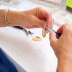 Aude crée un pendentif en porcelaine peinte à la main