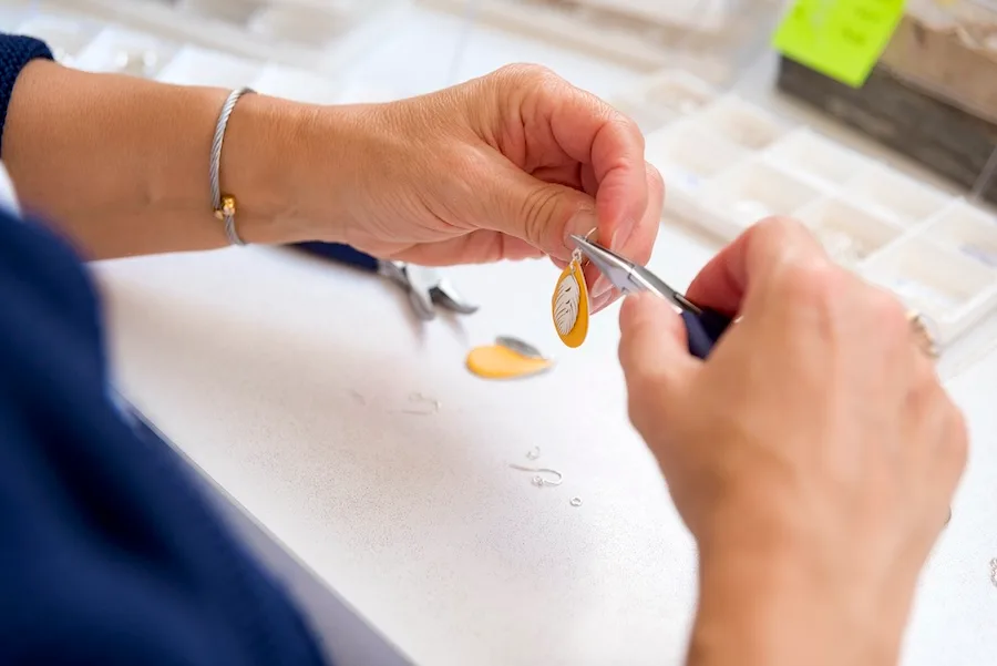 Aude crée un pendentif en porcelaine peinte à la main