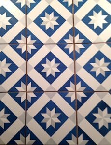 Carreaux décorés en porcelaine de Limoges peints à la main pour une décoration unique et élégante. – Créations Blanc Couleurs