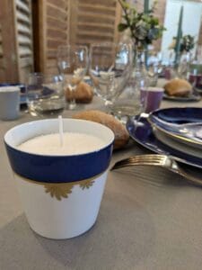 Bougies en porcelaine peintes à la main, créant une ambiance chaleureuse, avec un contenant réutilisable après consommation.2