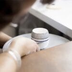 Bougies en porcelaine peintes à la main, créant une ambiance chaleureuse et accueillante. Contenant réutilisable après consommation, parfait pour ajouter une touche décorative à votre intérieur.