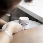 Bougies en porcelaine peintes à la main, créant une ambiance chaleureuse et accueillante. Contenant réutilisable après consommation, parfait pour ajouter une touche décorative à votre intérieur.