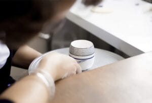 Bougies en porcelaine peintes à la main, créant une ambiance chaleureuse et accueillante. Contenant réutilisable après consommation, parfait pour ajouter une touche décorative à votre intérieur.