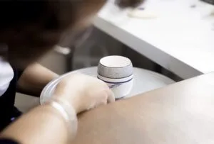 Bougies en porcelaine peintes à la main, créant une ambiance chaleureuse et accueillante. Contenant réutilisable après consommation, parfait pour ajouter une touche décorative à votre intérieur.