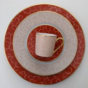 Collection Tourbillon, services de table en porcelaine ornés de motifs japonais « karakusa » symbolisant longévité et prospérité, disponibles en plusieurs couleurs 1