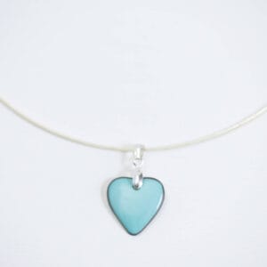 Collier Valentine avec pendentif en cœur en porcelaine bleu clair, idéal comme cadeau élégant. Apprêts en argent pour une finition raffinée. Créations Blanc Couleurs