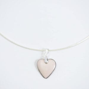 Collier Valentine avec pendentif en cœur en porcelaine rose clair, idéal comme cadeau élégant. Apprêts en argent pour une finition raffinée. Créations Blanc Couleurs