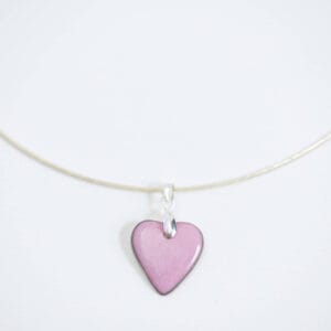 Collier Valentine avec pendentif en cœur en porcelaine rose, idéal comme cadeau élégant. Apprêts en argent pour une finition raffinée. Créations Blanc Couleurs