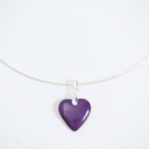Collier Valentine avec pendentif en cœur en porcelaine violet sombre, idéal comme cadeau élégant. Apprêts en argent pour une finition raffinée. Créations Blanc Couleurs