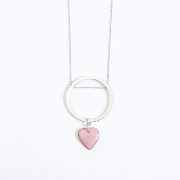 Collier sautoir Valentine avec pendentif en cœur en porcelaine rose pâle, idéal comme cadeau élégant. Apprêts en argent pour une finition raffinée. Créations Blanc Couleurs