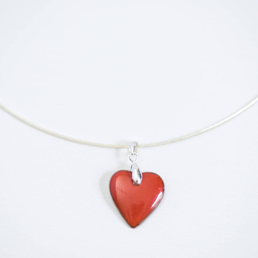 Collier Valentine avec pendentif en cœur en porcelaine rouge, idéal comme cadeau élégant. Apprêts en argent pour une finition raffinée. Créations Blanc Couleurs