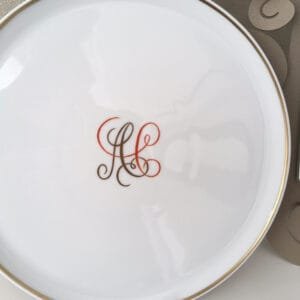 Plat à tarte Collection Monogramme : l'élégance intemporelle sur vos assiettes en porcelaine - 1