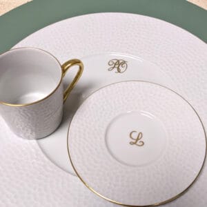 une assiette et une tasse blanches et dorées
