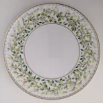 Assiette à dîner peinte à la main avec feuillage