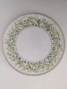 Assiette à dîner peinte à la main avec feuillage