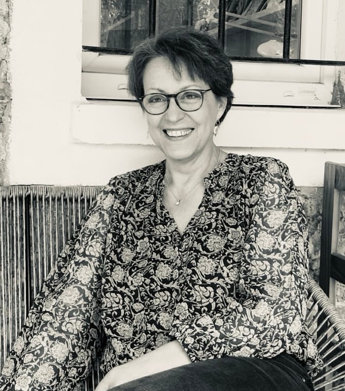 ksg-conseil-sante-travail-karima-goujon- portait-anne-novikof-peintre-porcelaine-2025-nb_redimensionner ksg conseil sante travail karima goujon portait anne novikof peintre porcelaine 2025 nb redimensionner