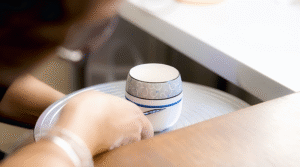 Aude Novikoff de Blanc Couleurs Créations, travaille le geste, la concentration, et la naissance de chaque pièce en porcelaine.