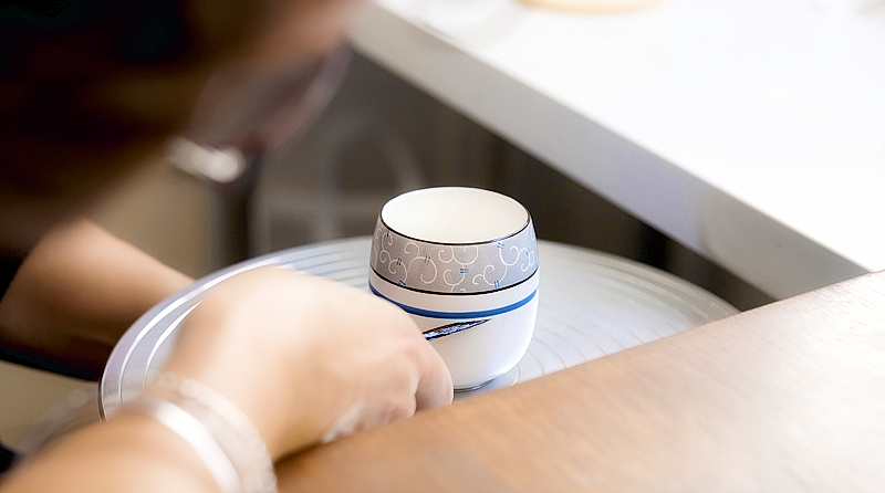 Aude Novikoff de Blanc Couleurs Créations, travaille le geste, la concentration, et la naissance de chaque pièce en porcelaine.