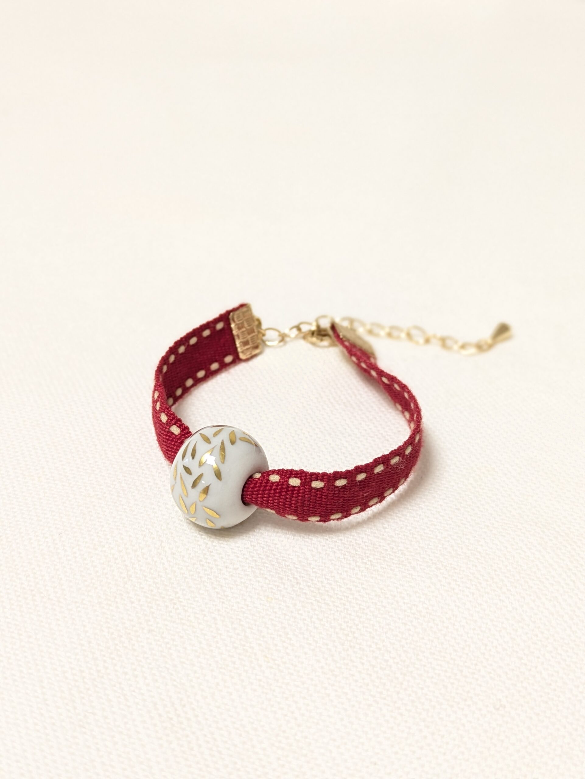 Bracelet PIA – Perle en Porcelaine et ruban personnalisables, fermoir laiton doré 2 Bracelet PIA – Perle en Porcelaine et ruban personnalisables, fermoir laiton doré – Image 2