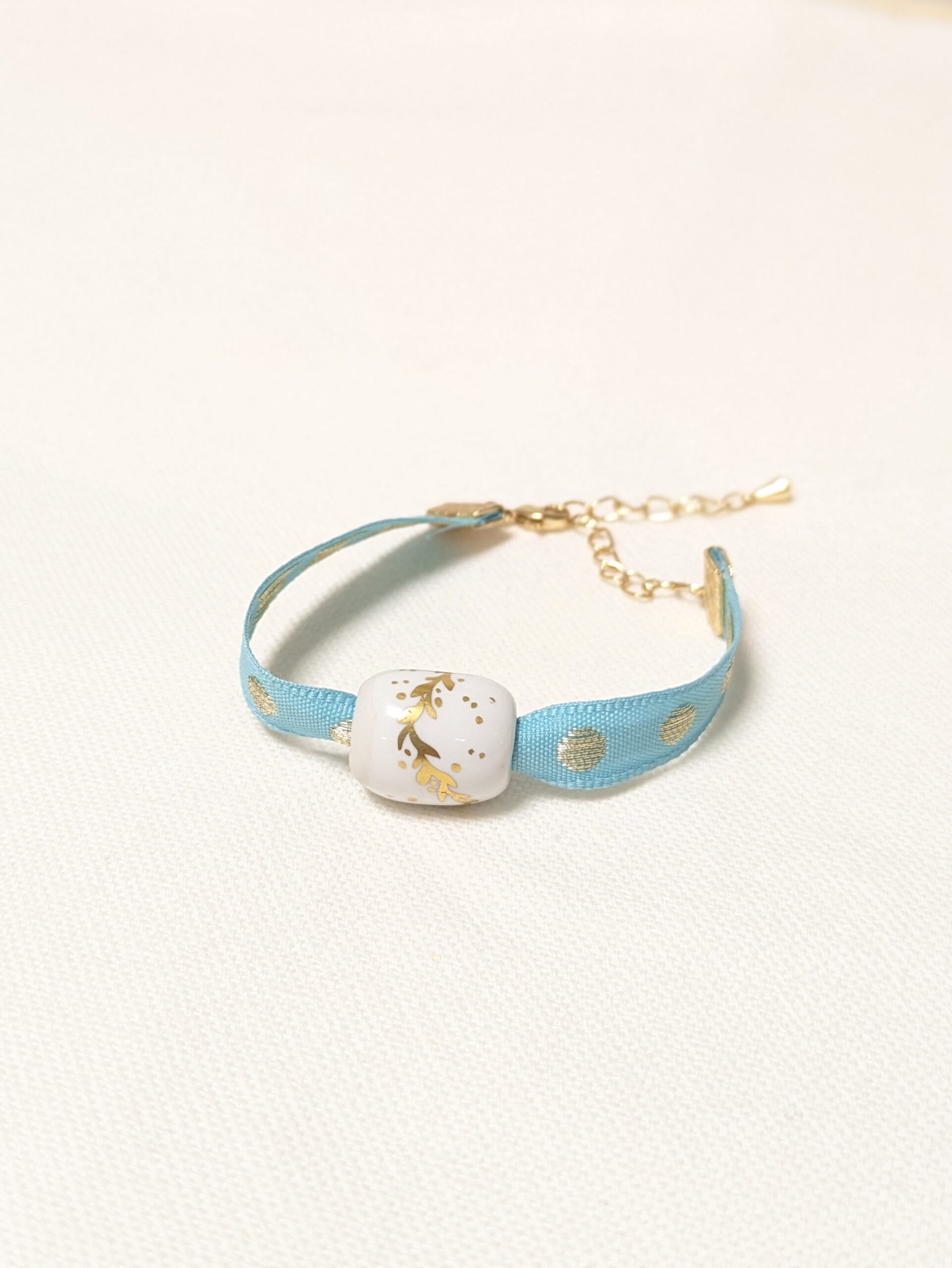 Bracelet PIA – Perle en Porcelaine et ruban personnalisables, fermoir laiton doré 1 Bracelet PIA – Perle en Porcelaine et ruban personnalisables, fermoir laiton doré