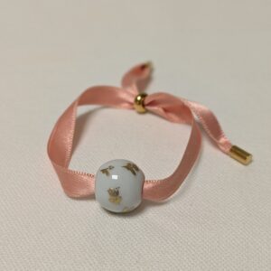 Bracelet Augustine – Perle en porcelaine peinte à la main, ruban et perle de blocage personnalisables