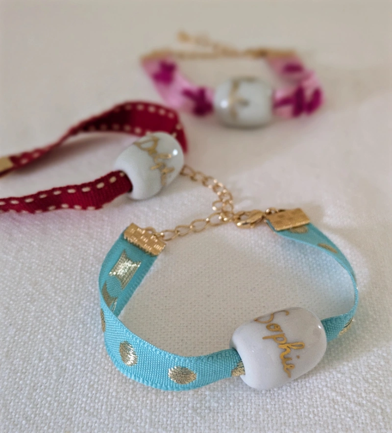 Bracelet PIA – Perle en Porcelaine et ruban personnalisables, fermoir laiton doré 3 Bracelet PIA – Perle en Porcelaine et ruban personnalisables, fermoir laiton doré – Image 3