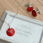 Voici Mathilde, une paire de boucles d’oreilles délicates pensée pour elle (et pour vous), idéal pour al fête des mères.