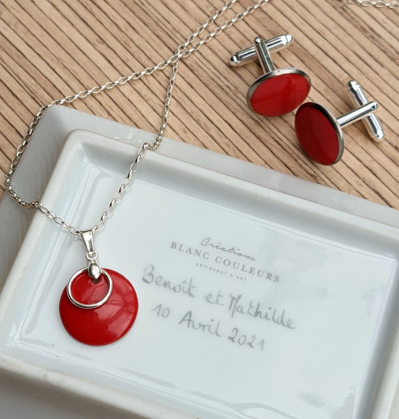 Voici Mathilde, une paire de boucles d’oreilles délicates pensée pour elle (et pour vous), idéal pour al fête des mères.