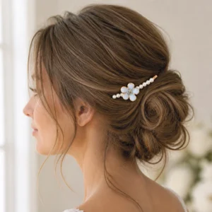 Barrette de cheveux de mariage Églantine en porcelaine peinte sur jeune mariée