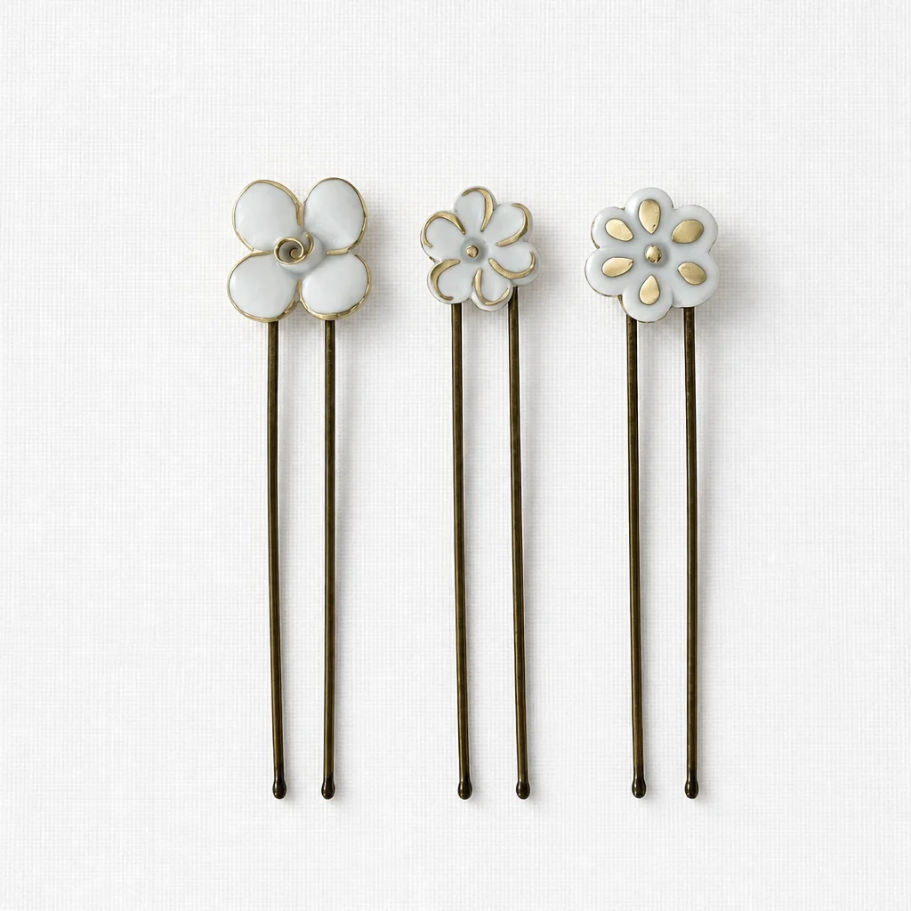 Lot de 3 pics à chignon L'envolée, porcelaine et Or 1 Superbe lot de 3 mini-barrettes Semis floral artisanales ornées de fleurs en porcelaine et or mat