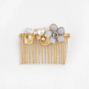 Peigne de mariage Camélia en porcelaine composé de 1 fleur de camélia en porcelaine peintes à l'or, de feuillage en laiton doré et de perles pour une coiffure poétique.