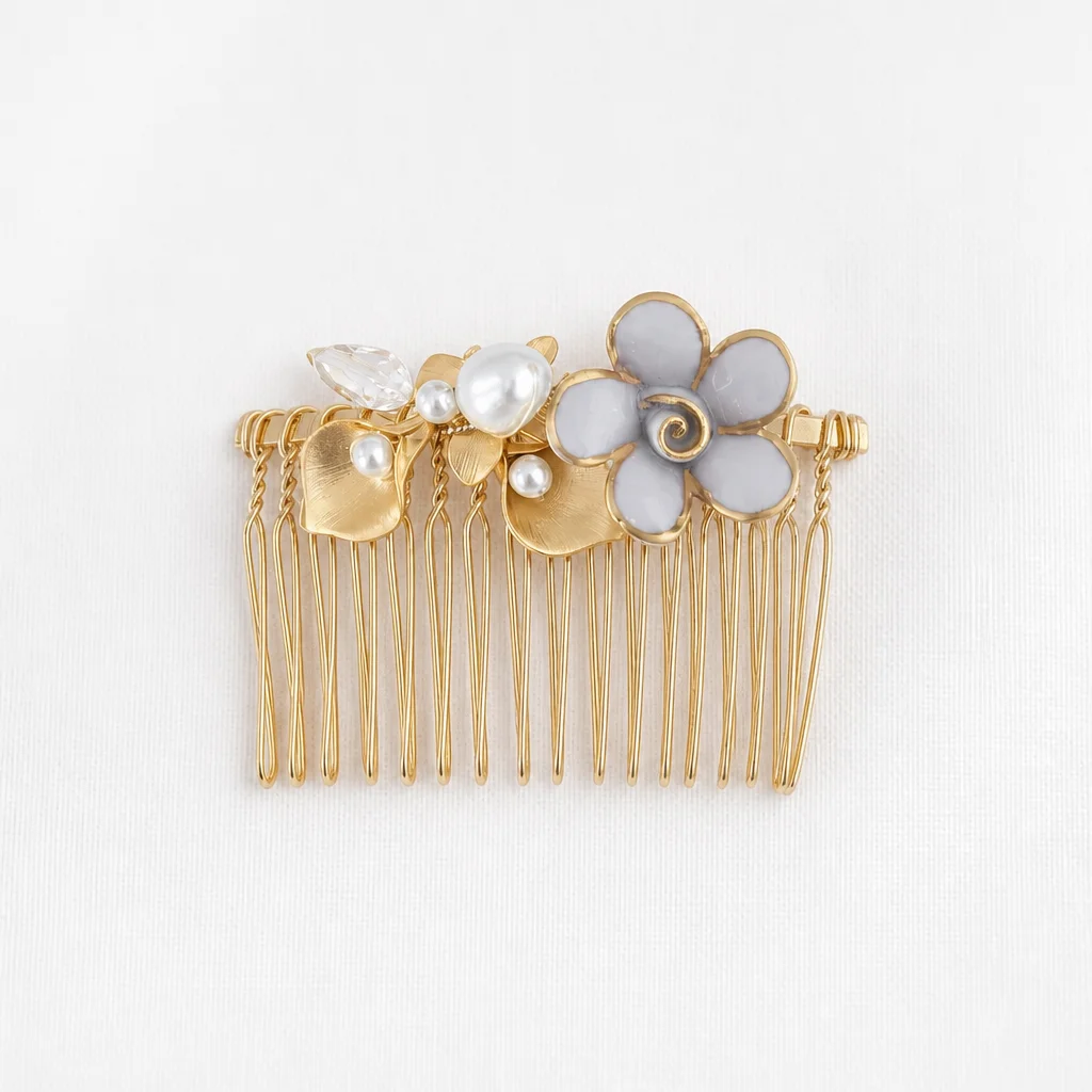 Peigne de mariage Camélia 1 ou 2 fleurs, porcelaine et Or 1 Peigne de mariage Camélia en porcelaine composé de 1 fleur de camélia en porcelaine peintes à l'or, de feuillage en laiton doré et de perles pour une coiffure poétique.