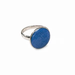 Bague bleue fonçée Marie en porcelaine peinte à la main, médaillon avec filet en platine