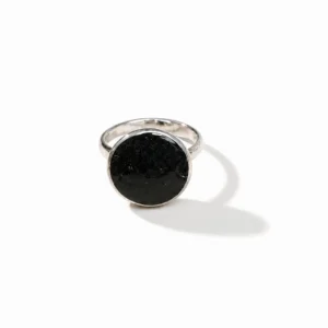 Bague noire Marie en porcelaine peinte à la main, médaillon avec filet en platine