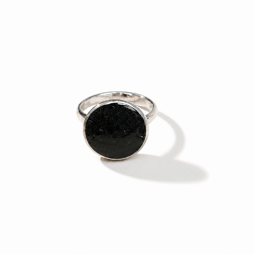 Bague noire Marie en porcelaine, filet en platine 1 Bague noire Marie en porcelaine peinte à la main, médaillon avec filet en platine