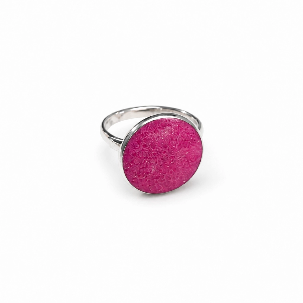 Bague rouge Marie en porcelaine peinte, filet en platine 1 Bague rouge Marie en porcelaine peinte à la main, médaillon avec filet en platine